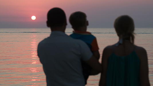 一家三口在海上看日落视频的预览图