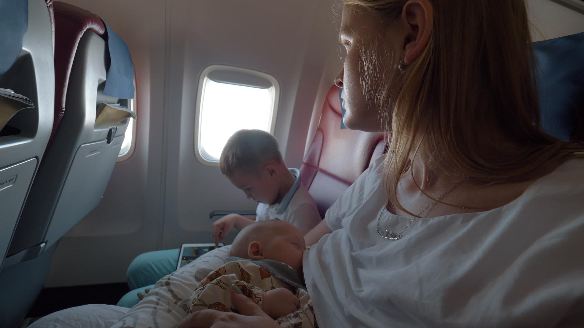 母亲、儿子和女婴乘飞机飞行视频的预览图