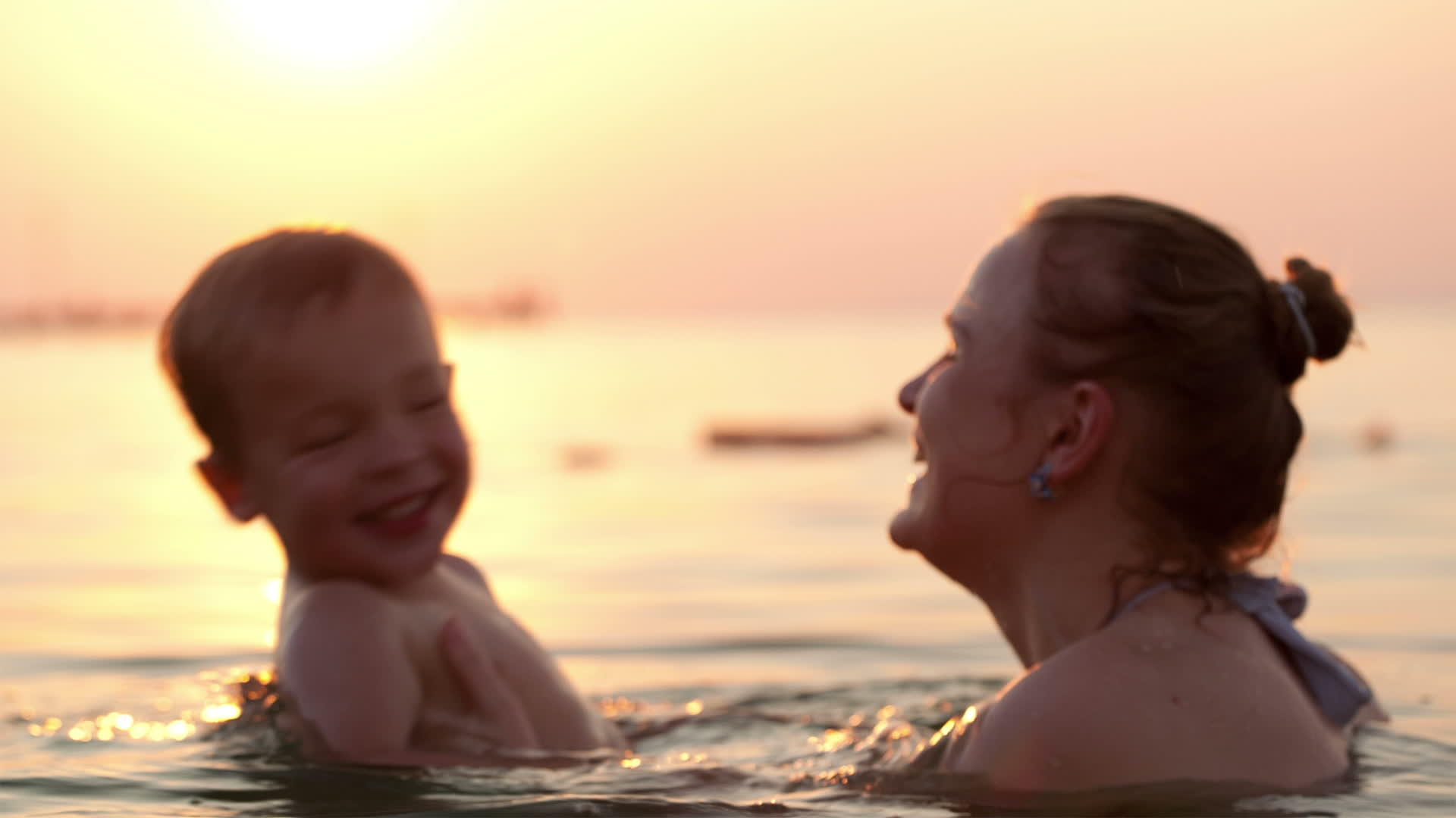 母亲和儿子在海里游泳视频的预览图