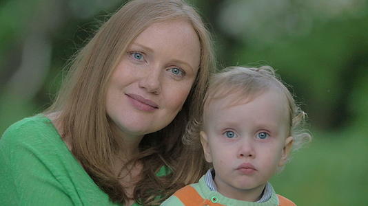 快乐的母亲和小儿子的户外肖像视频的预览图