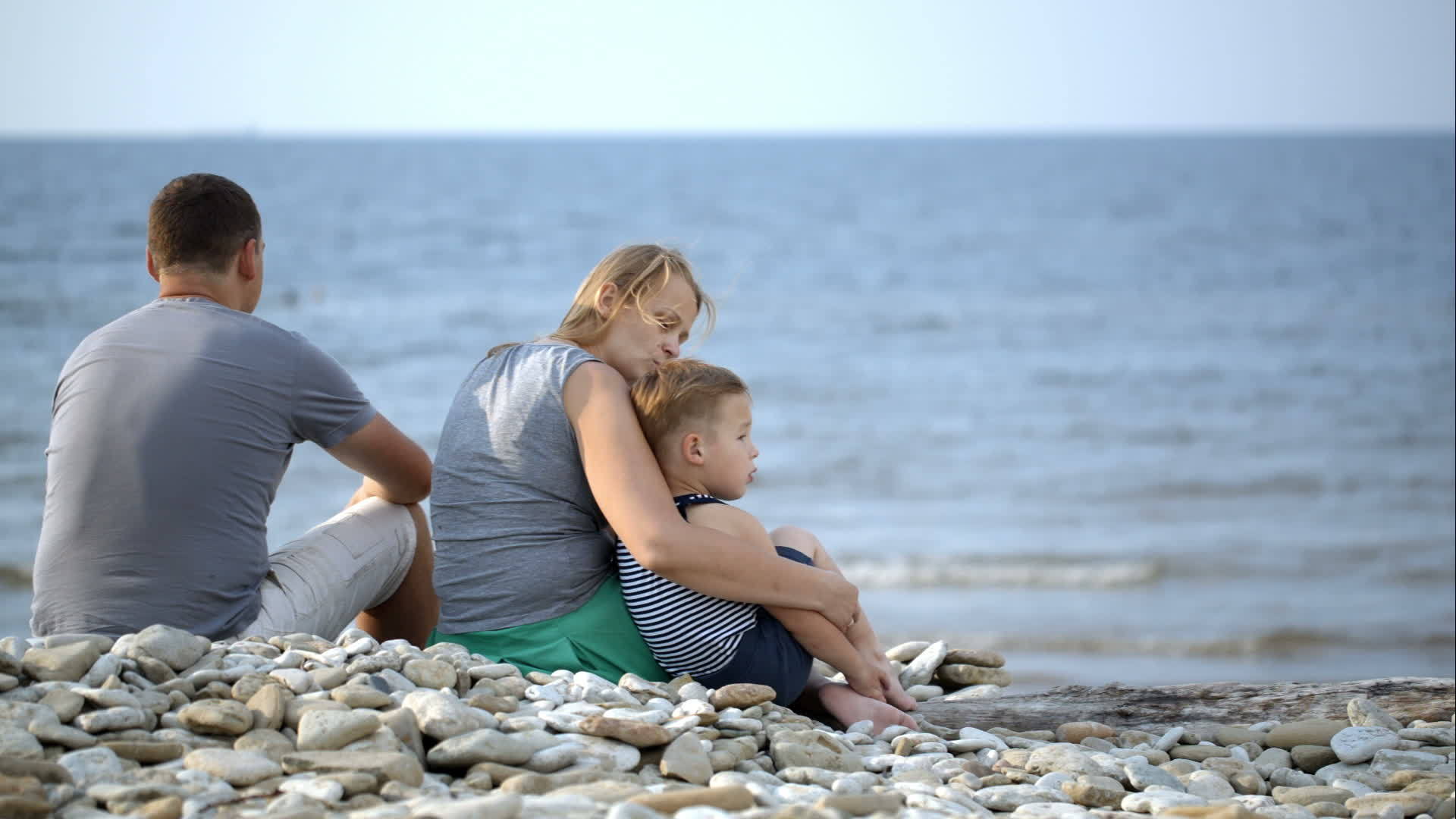 一家人坐在沙滩上视频的预览图