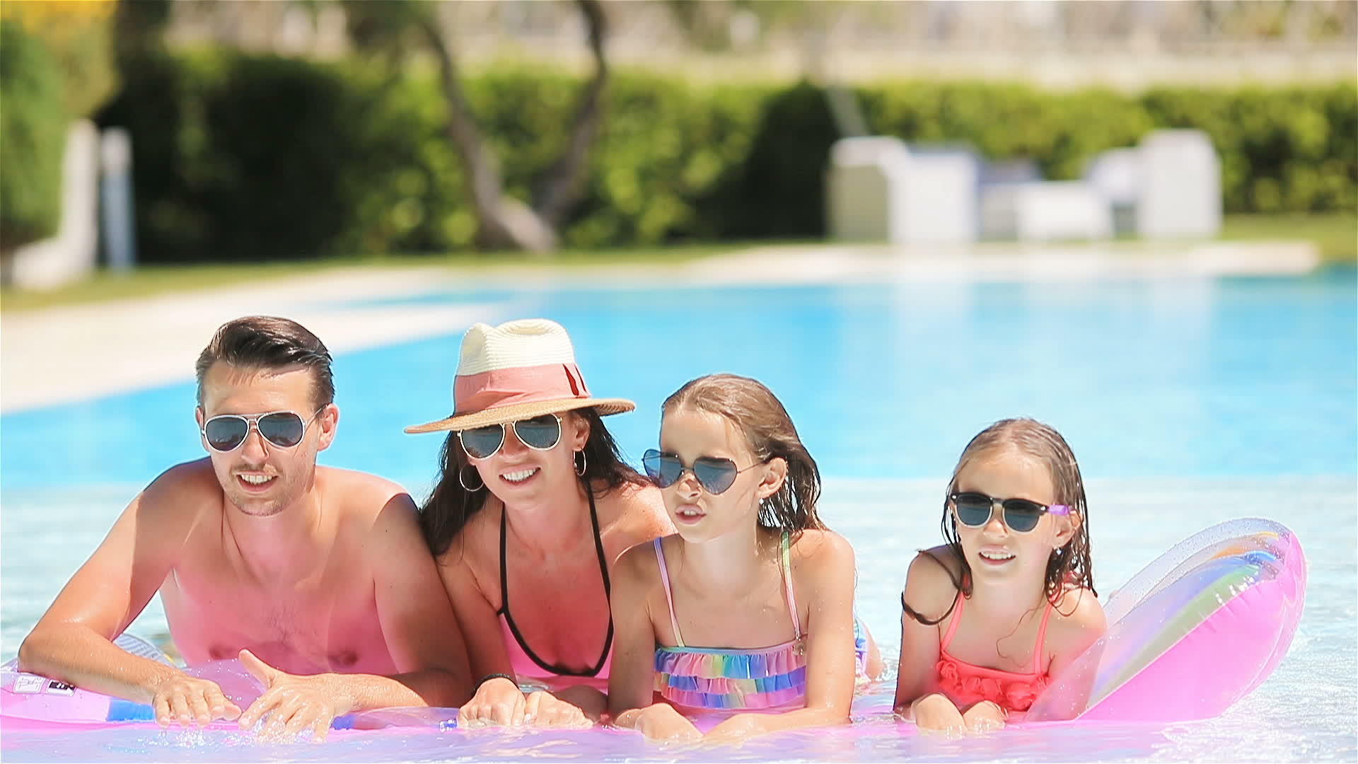 快乐的家庭在游泳池里视频的预览图