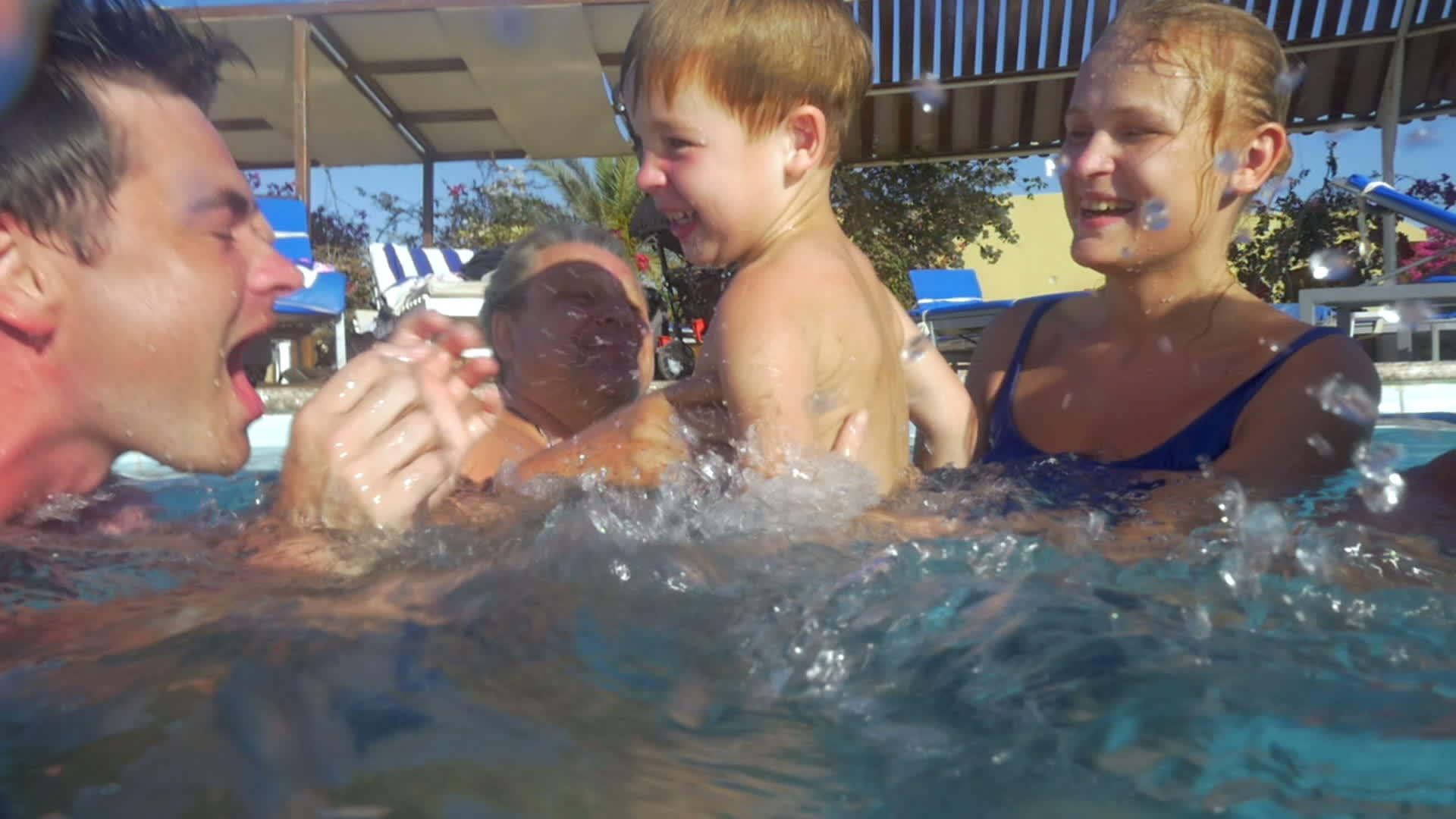 男孩和他的家人在游泳池里玩得很开心视频的预览图