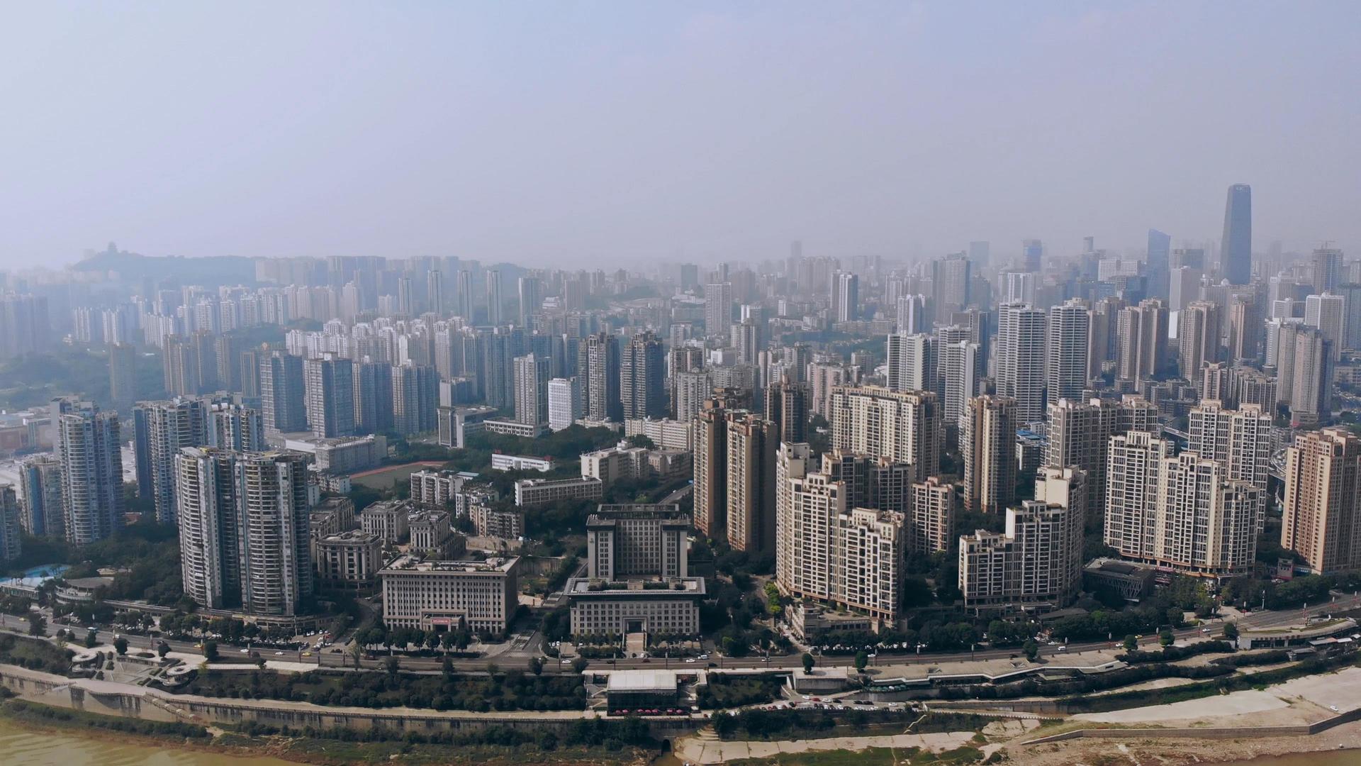 航拍摇镜头晴空下俯瞰重庆嘉陵江城市建筑群视频的预览图