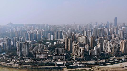 航拍摇镜头晴空下俯瞰重庆嘉陵江城市建筑群视频的预览图