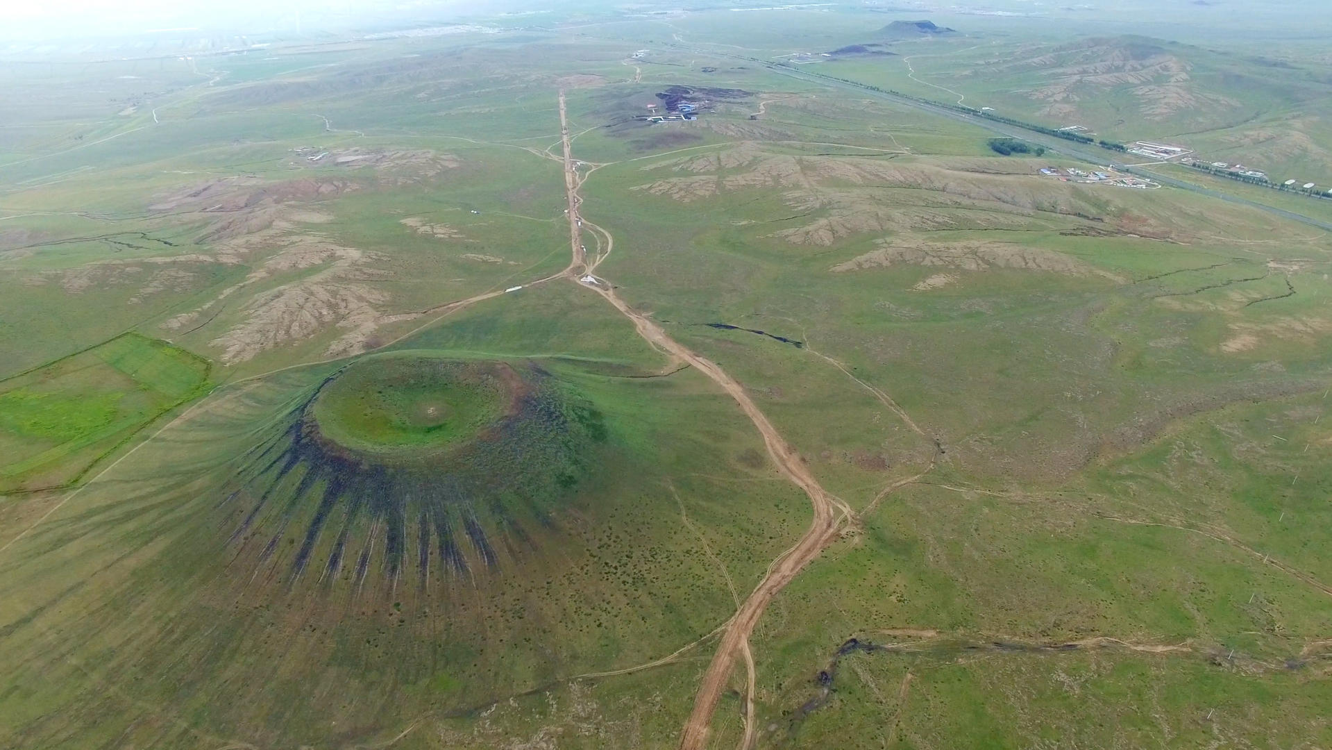 火山遗迹航拍视频的预览图