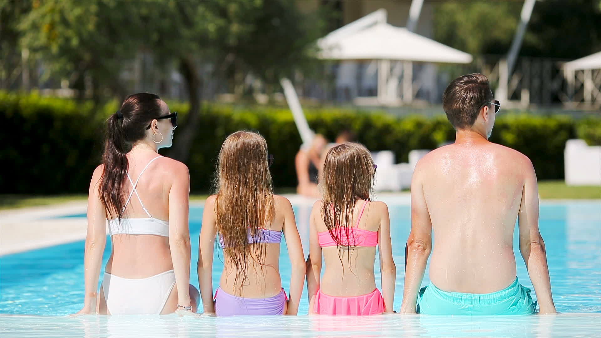 游泳池里有四个幸福的家庭视频的预览图