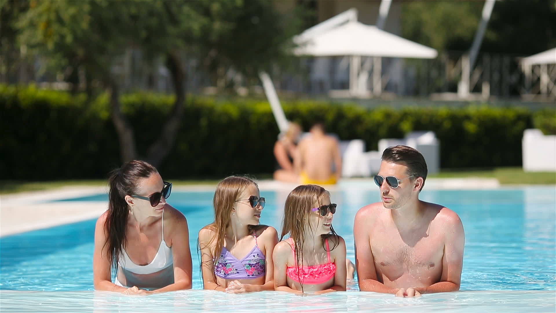 快乐的家庭在游泳池里视频的预览图