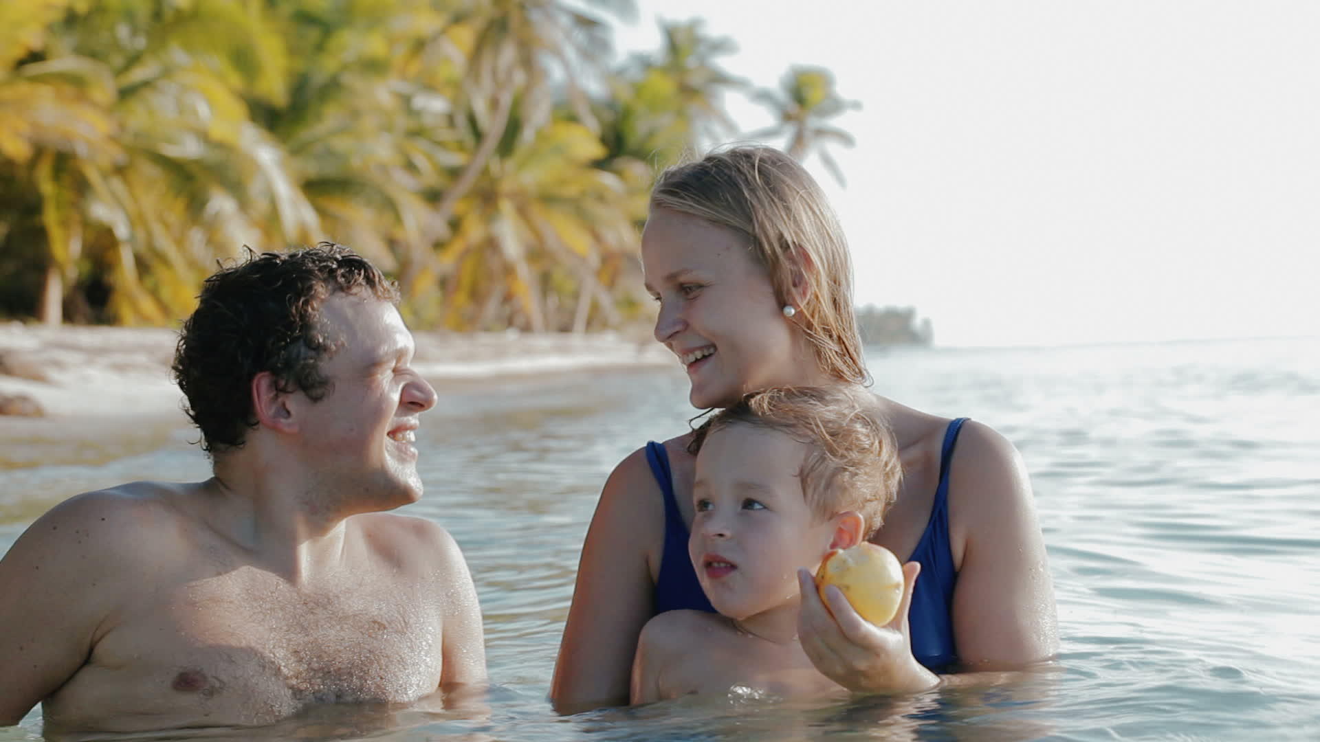三个家庭在热带地区的海水中放松视频的预览图