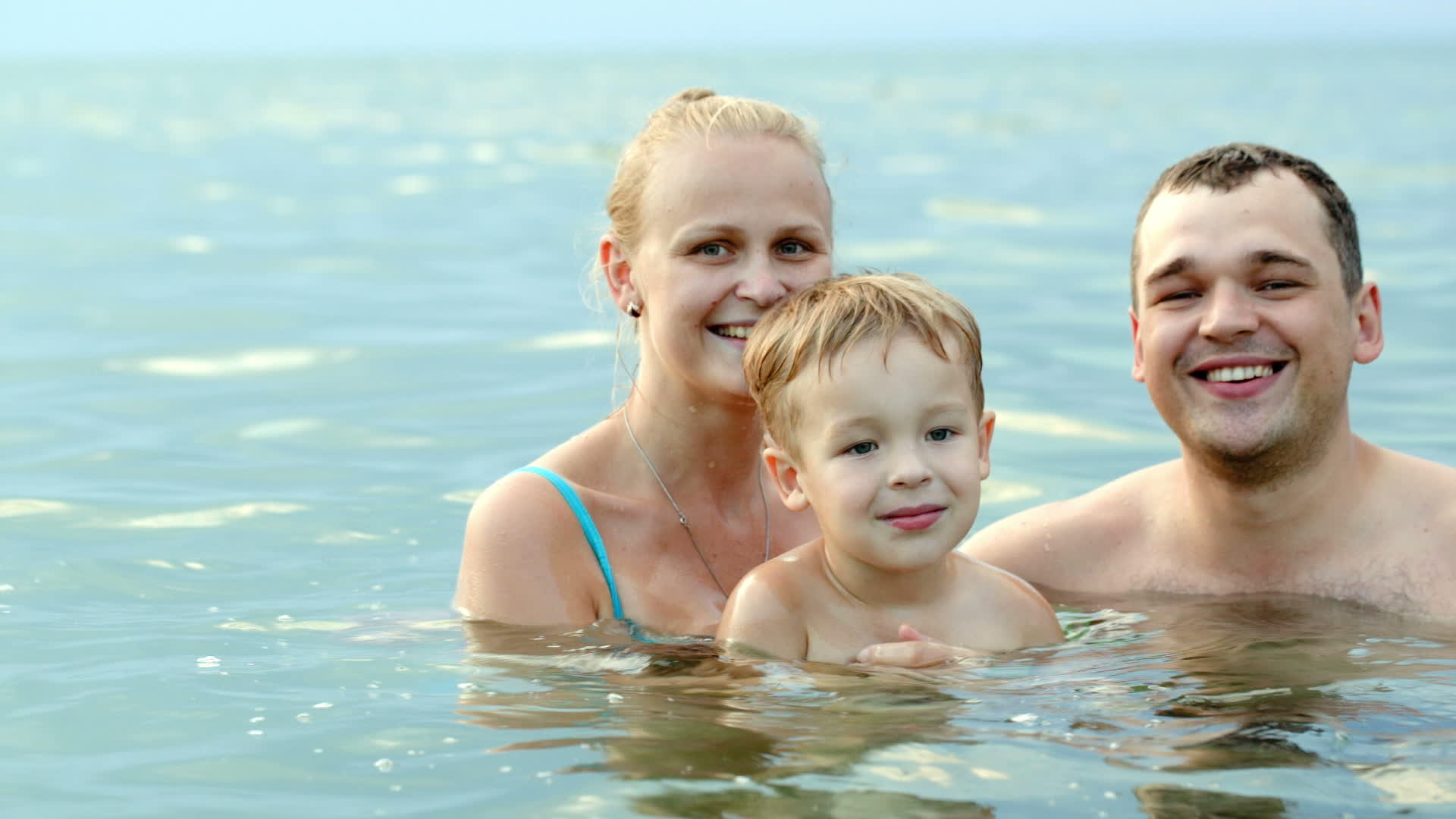 海中有三个幸福的家庭视频的预览图