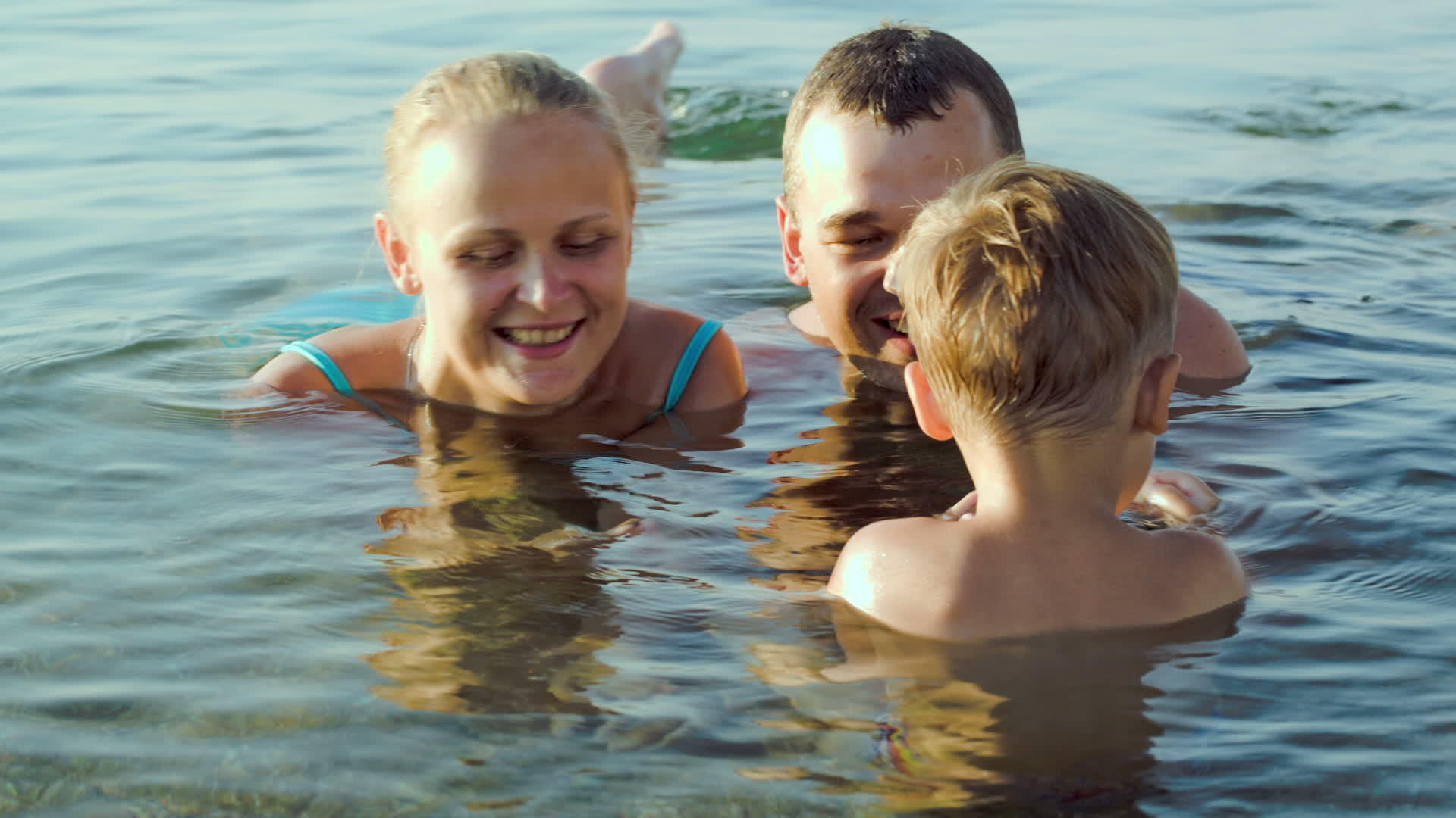 暑假期间父母和儿子在海上度暑假视频的预览图