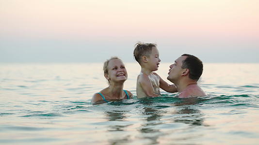 三个在海上洗澡的幸福家庭视频的预览图