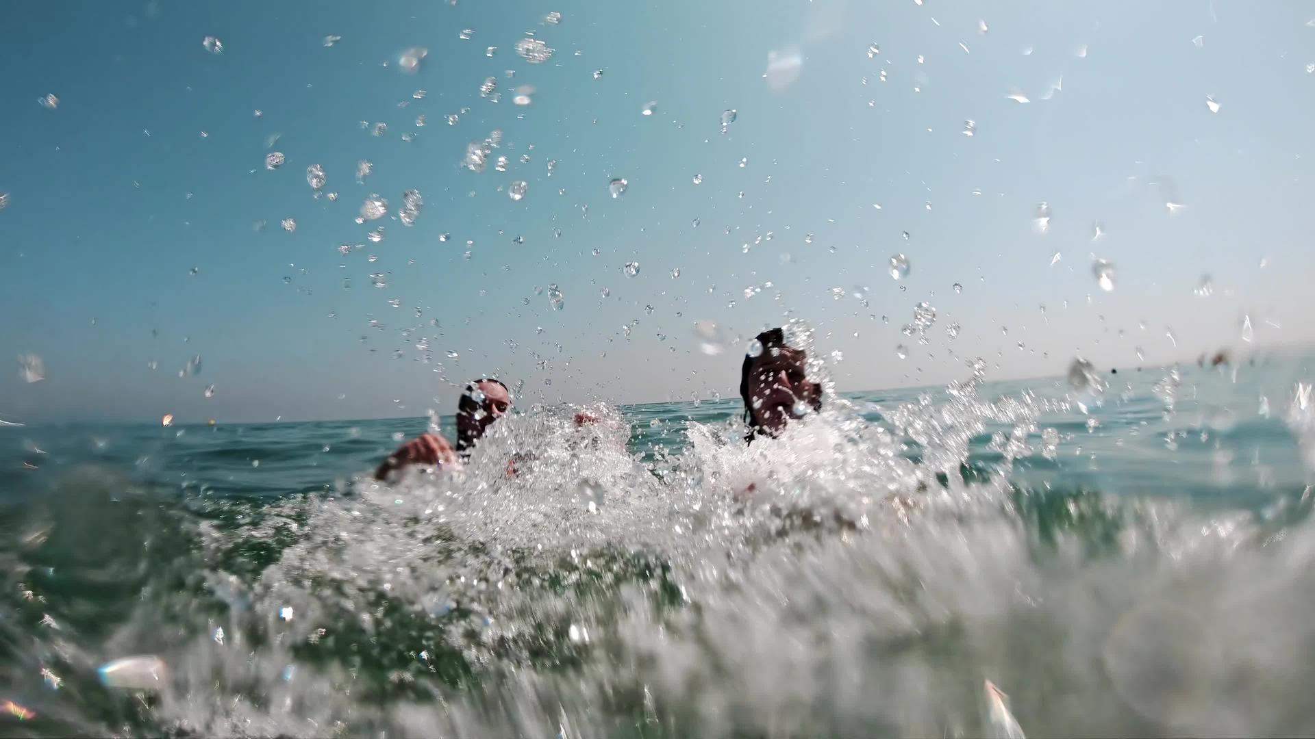 母亲和女儿在海里互相冲浪玩得很开心视频的预览图