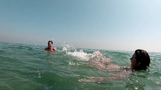 母女俩在海里用腿泼水玩得很开心视频的预览图