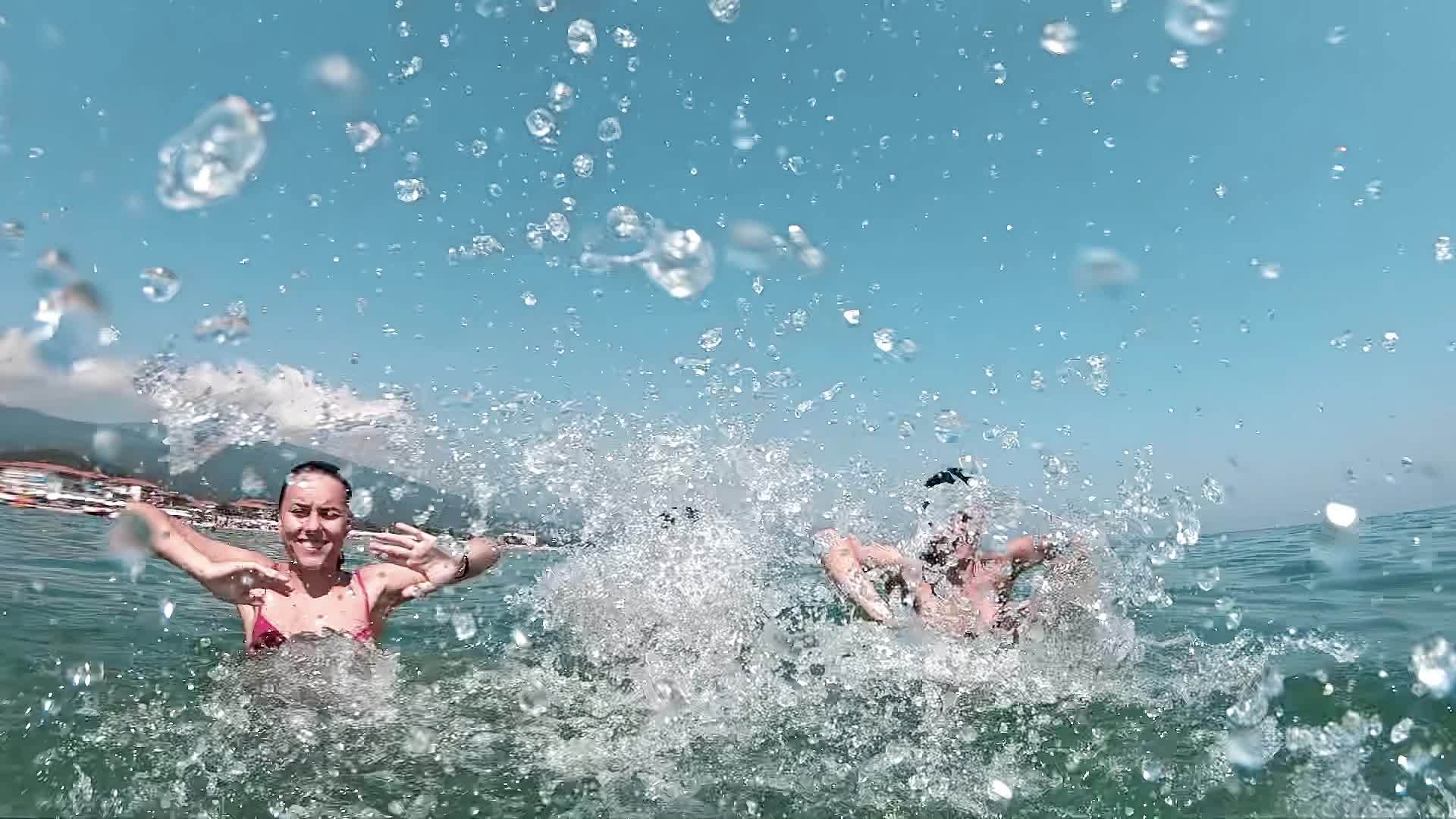 一群朋友在海里泼水在帕东海滩拍照布吉关于人和乐趣视频的预览图
