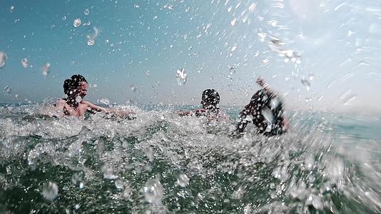 一个家庭在海上互相冲浪度假时玩得很开心行动缓慢视频的预览图