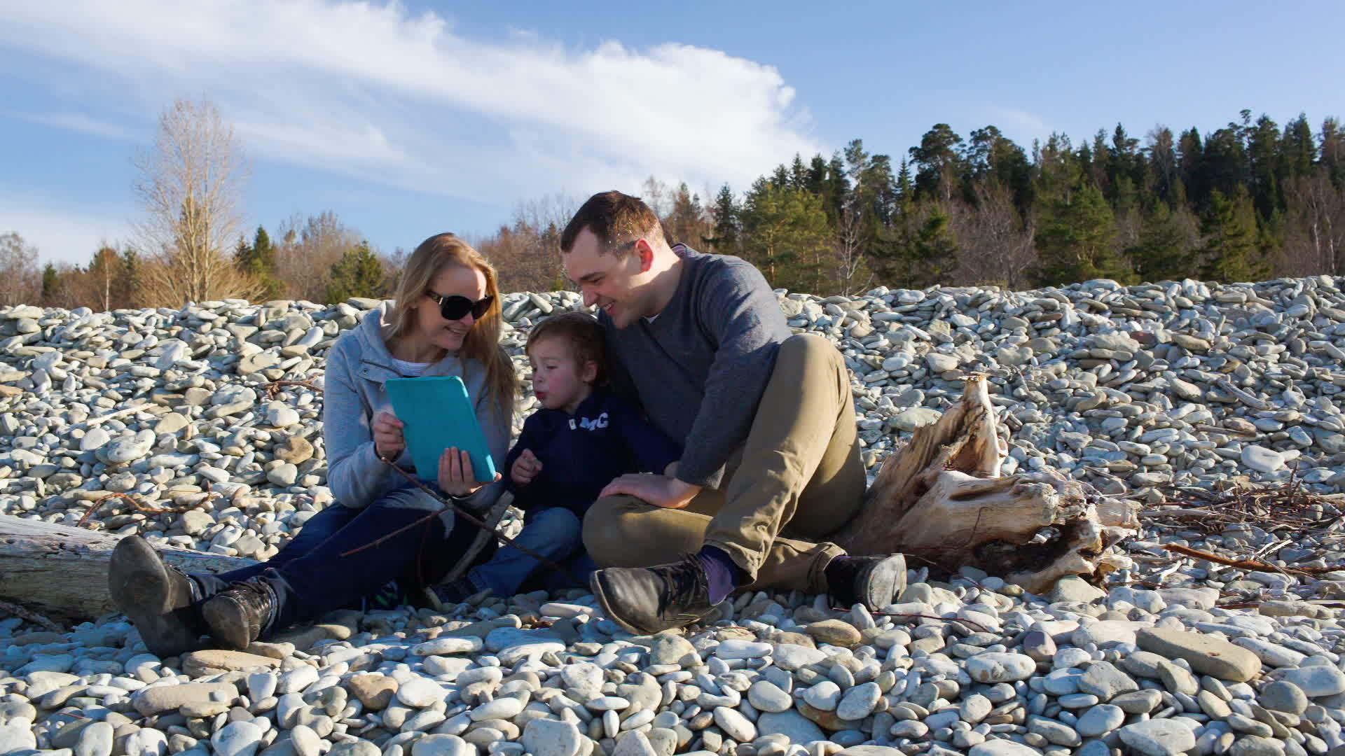一家人坐在平坦的岸边视频的预览图