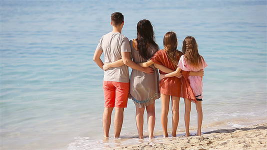 四岁的四口之家在海滩度假视频的预览图
