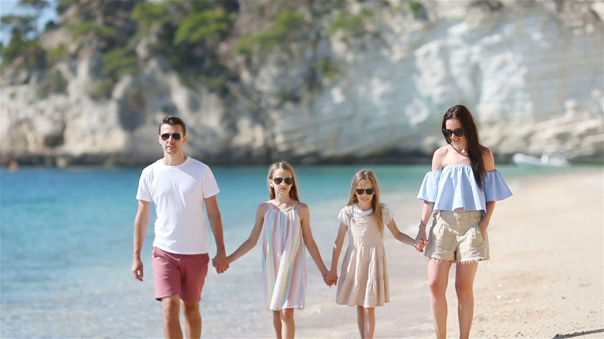 在海边散步的年轻家庭度假视频的预览图