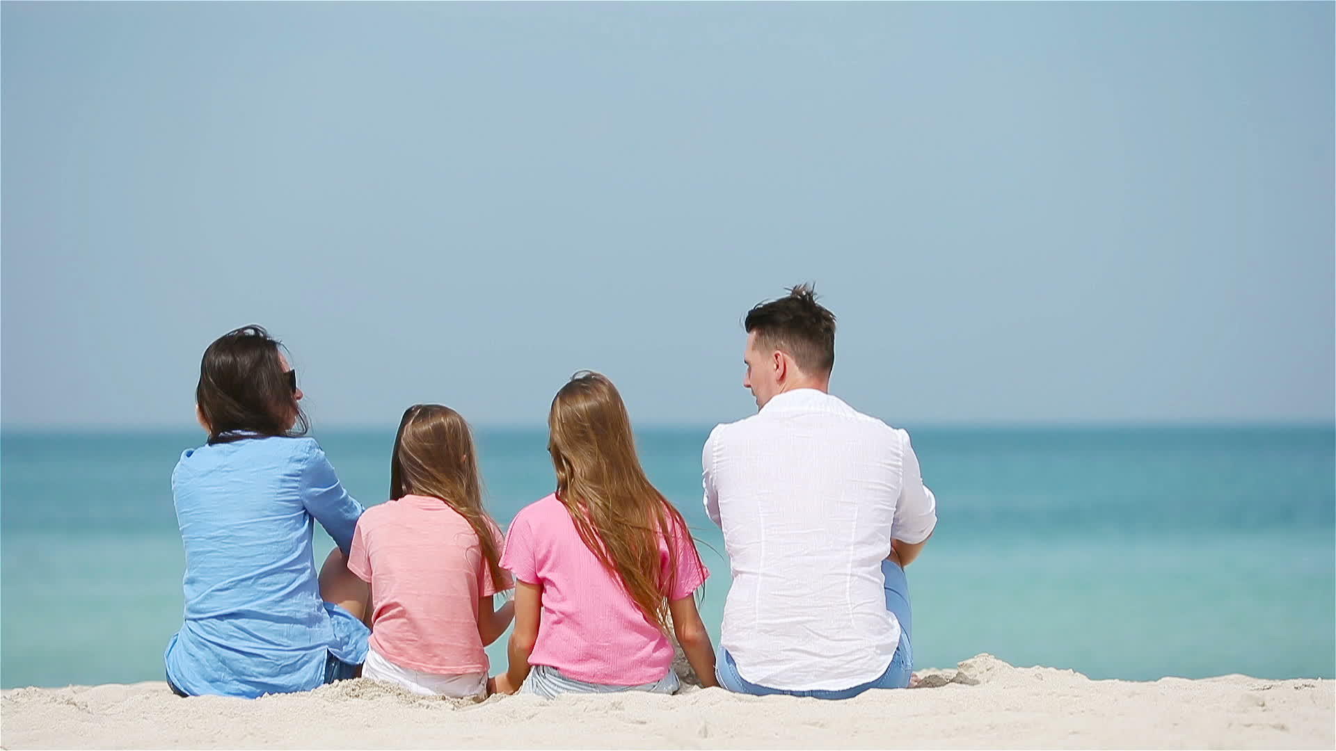 四岁的四口之家在海滩度假视频的预览图