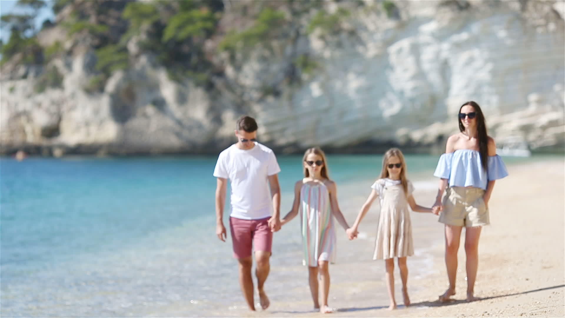 在海边散步的年轻家庭度假视频的预览图