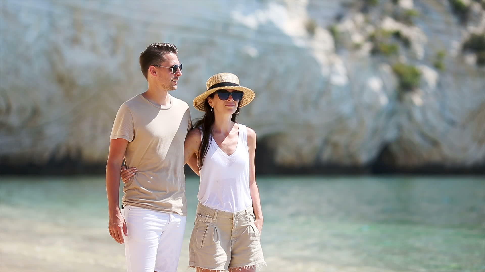 暑假期间白沙滩上的年轻夫妇视频的预览图