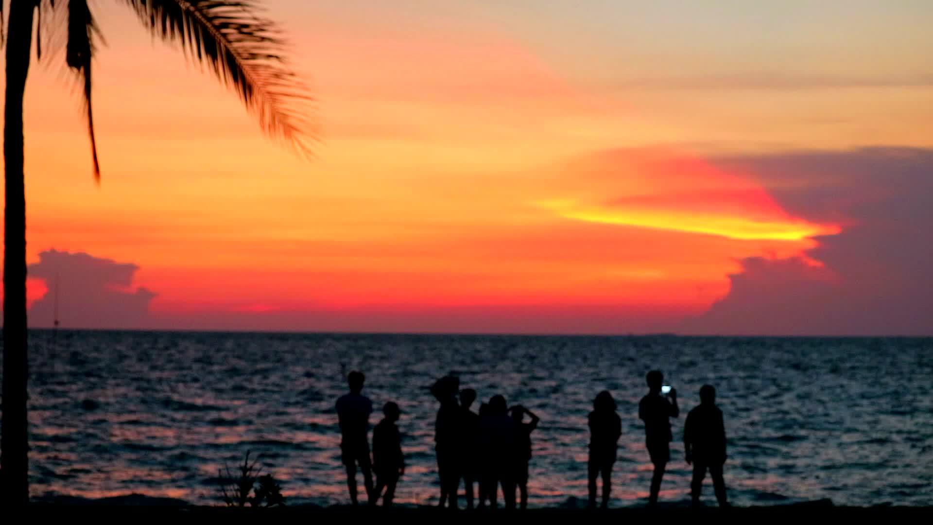 海滩海和天空中的日落云家庭和人民视频的预览图