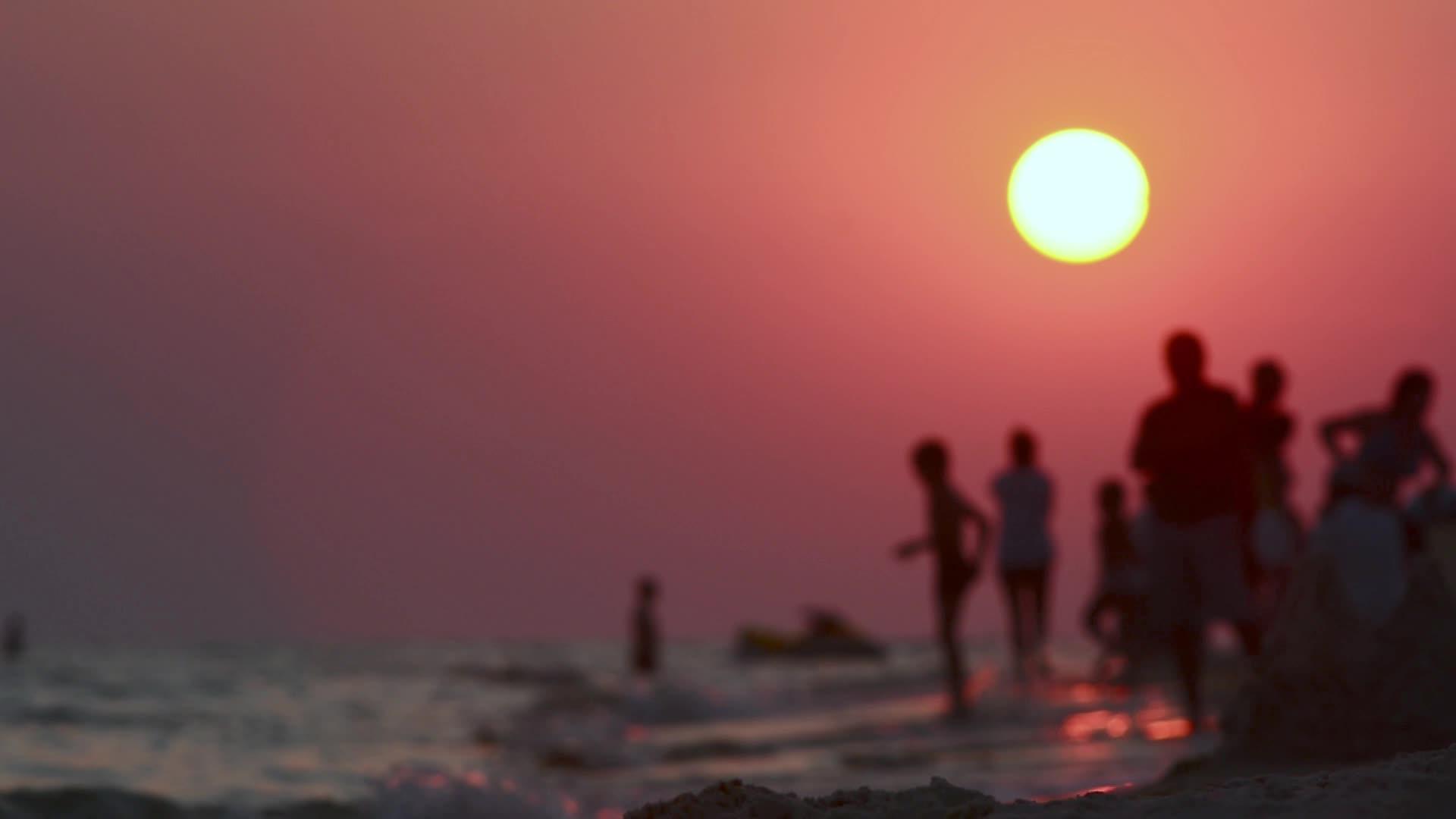 海边的人晚上日落视频的预览图