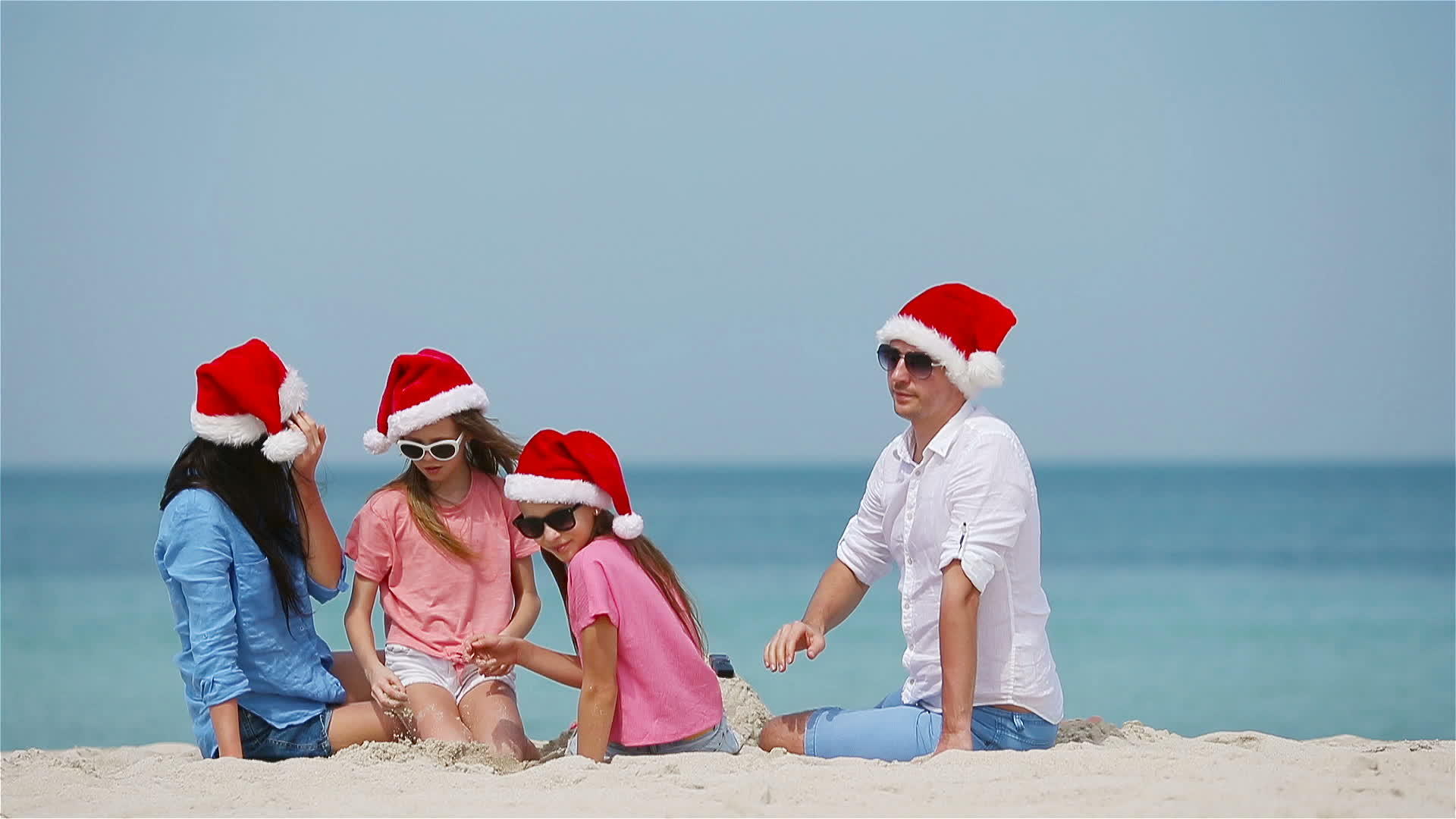 在卡利比海滩庆祝圣诞节的家庭视频的预览图