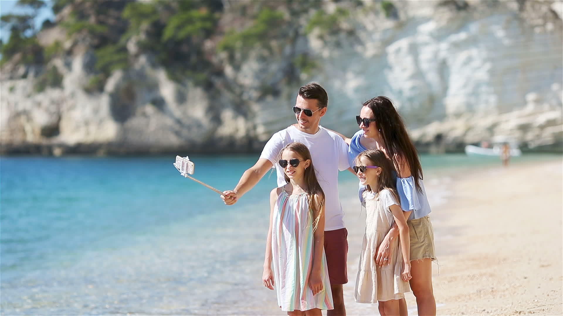 年轻漂亮的家庭在海滩上自拍视频的预览图