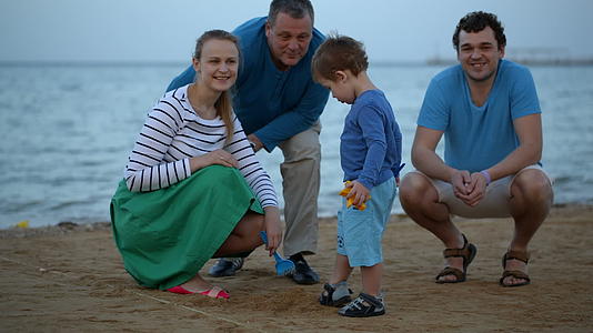海边的幸福家庭视频的预览图