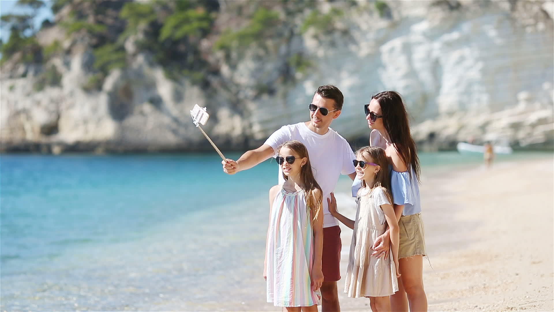 年轻漂亮的家庭在海滩上自拍视频的预览图