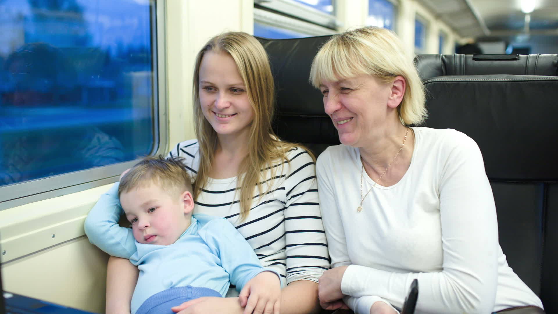 母亲的儿子和祖母坐火车旅行视频的预览图