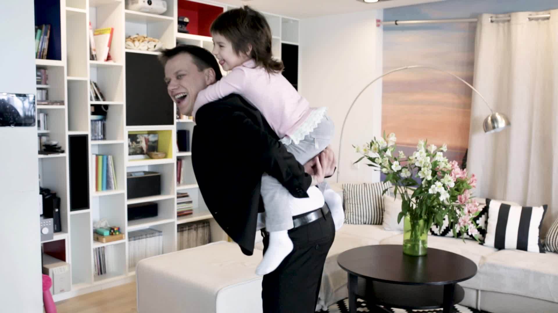 在家玩得开心家庭幸福视频的预览图