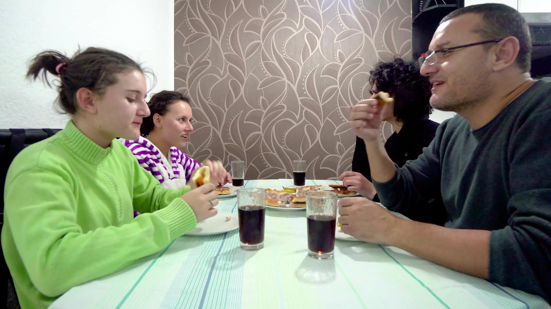 快乐的家庭和孩子们在厨房吃早餐视频的预览图