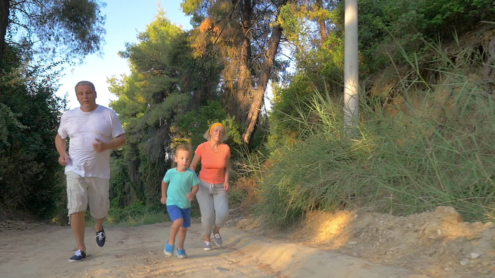 家庭在公园里慢跑视频的预览图