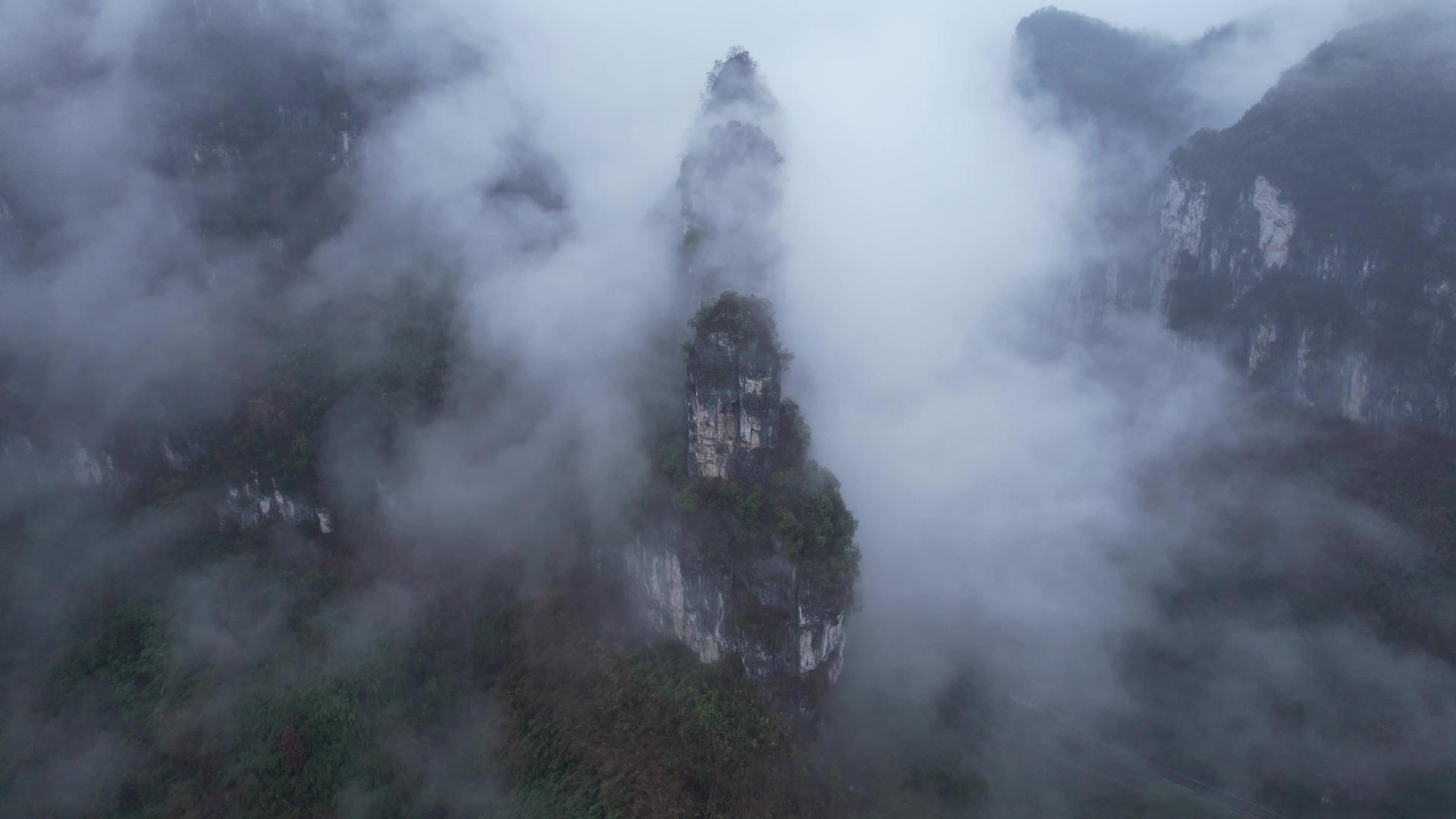 湖南德夯大峡谷山峰4K自然风光云海航拍视频视频的预览图