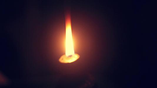 普通房屋的蜡烛燃烧视频的预览图