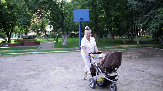 奶奶和孙子在院子里散步视频的预览图