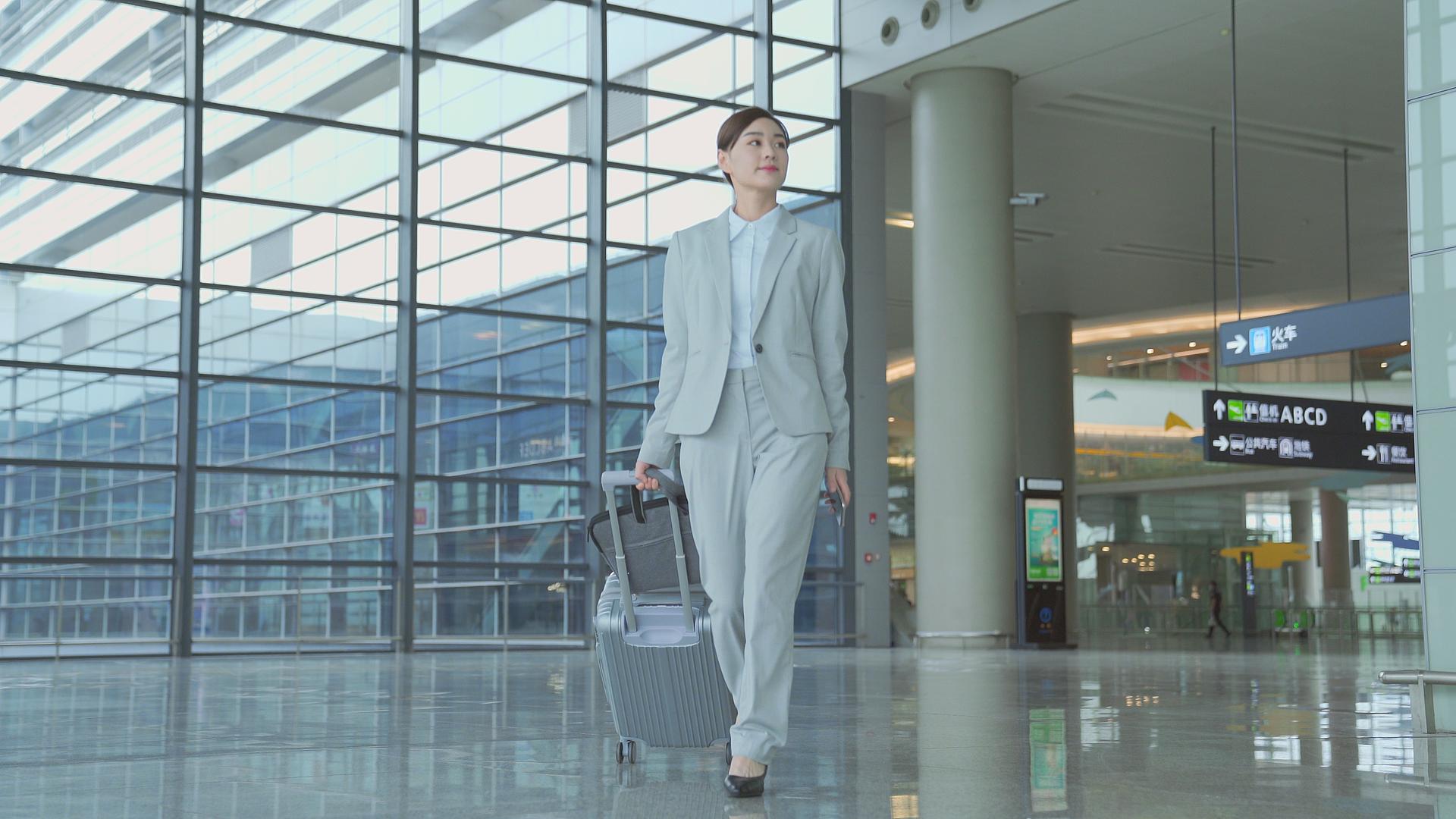 机场出差的商务女性视频的预览图