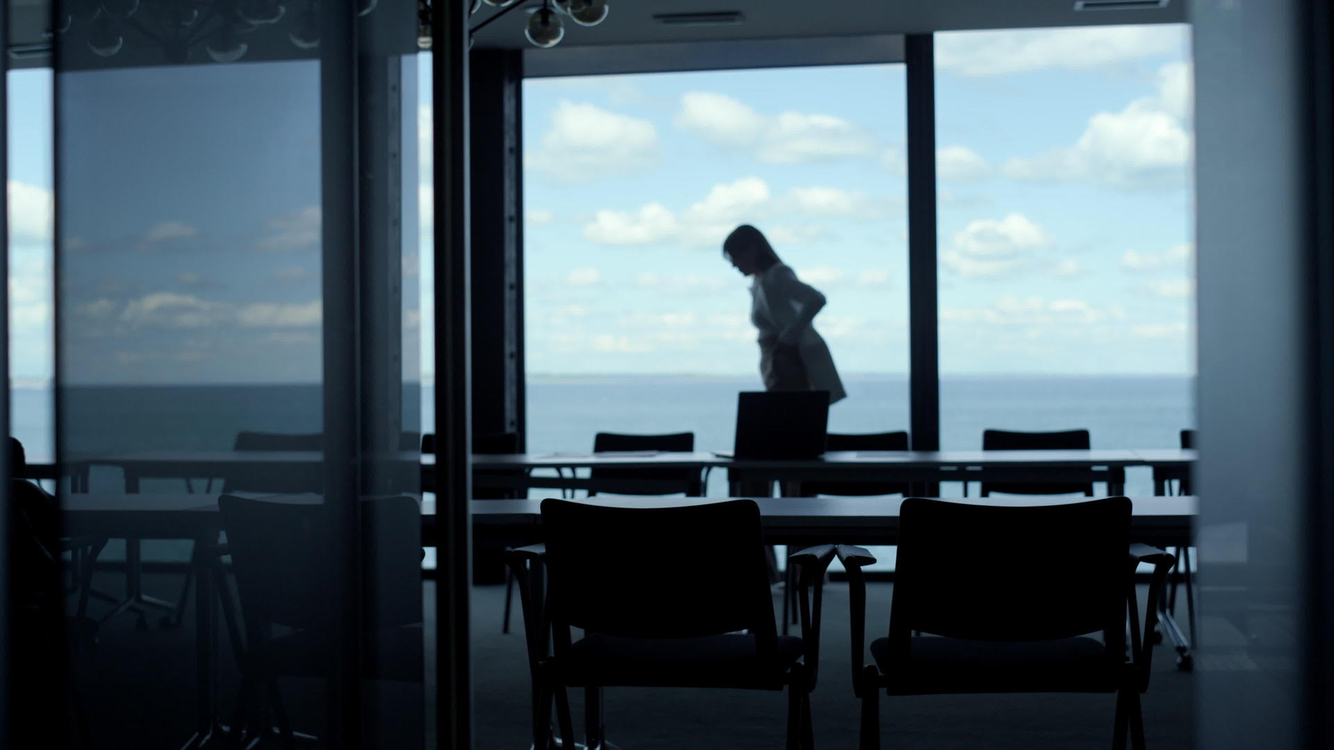 剪影女商务人士思维海洋全景窗口办公室视频的预览图