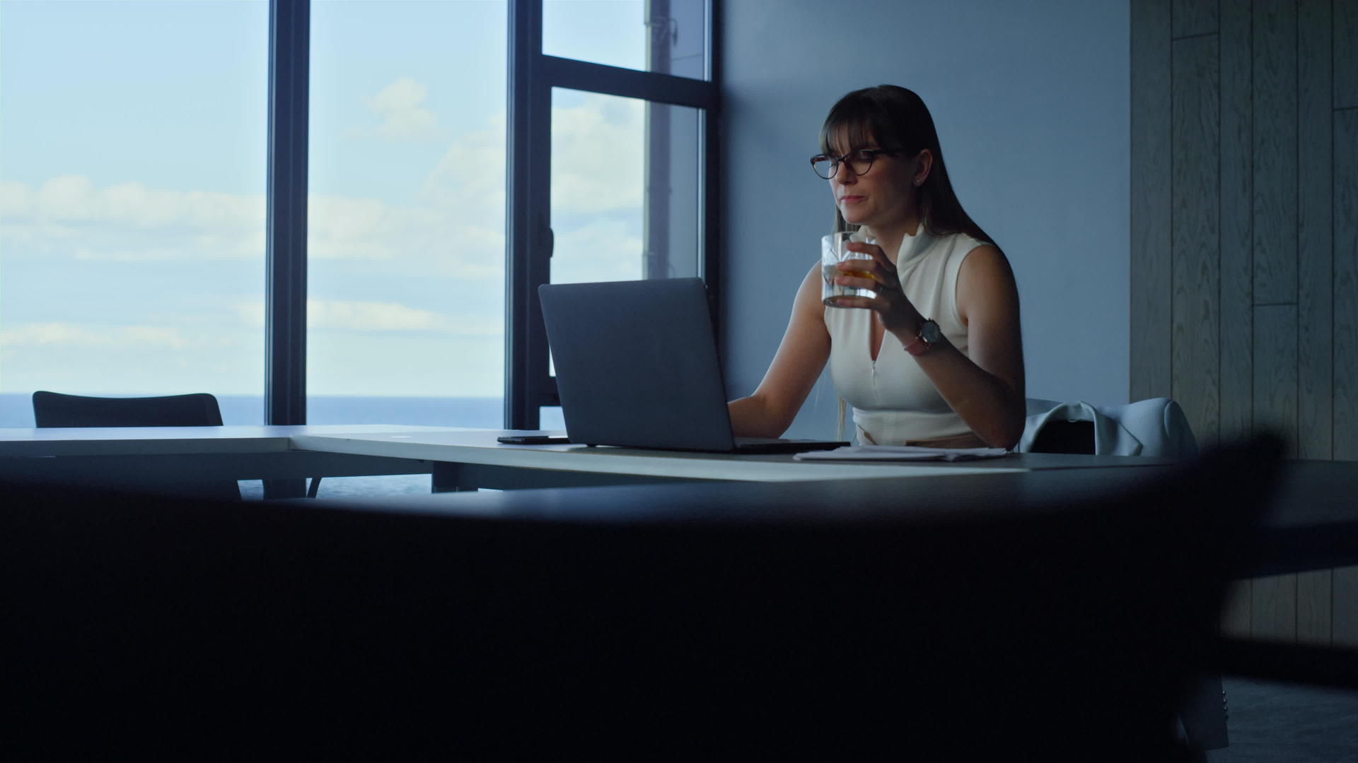 专注于女商务人士在空荡荡的办公室里喝水视频的预览图