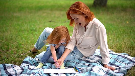公园里的母亲和女儿视频的预览图