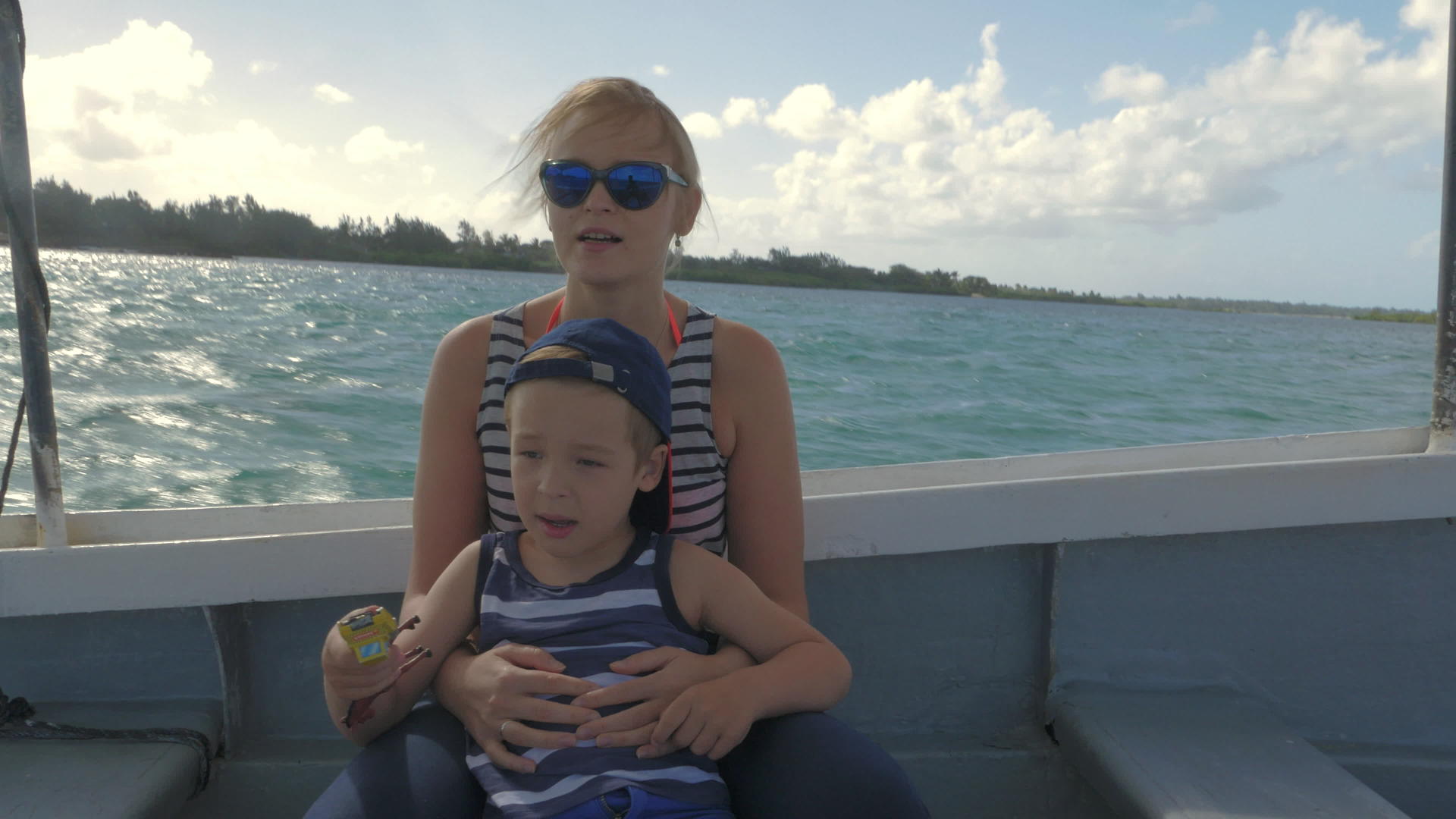 快速乘船旅行的婴儿、母亲和儿童视频的预览图