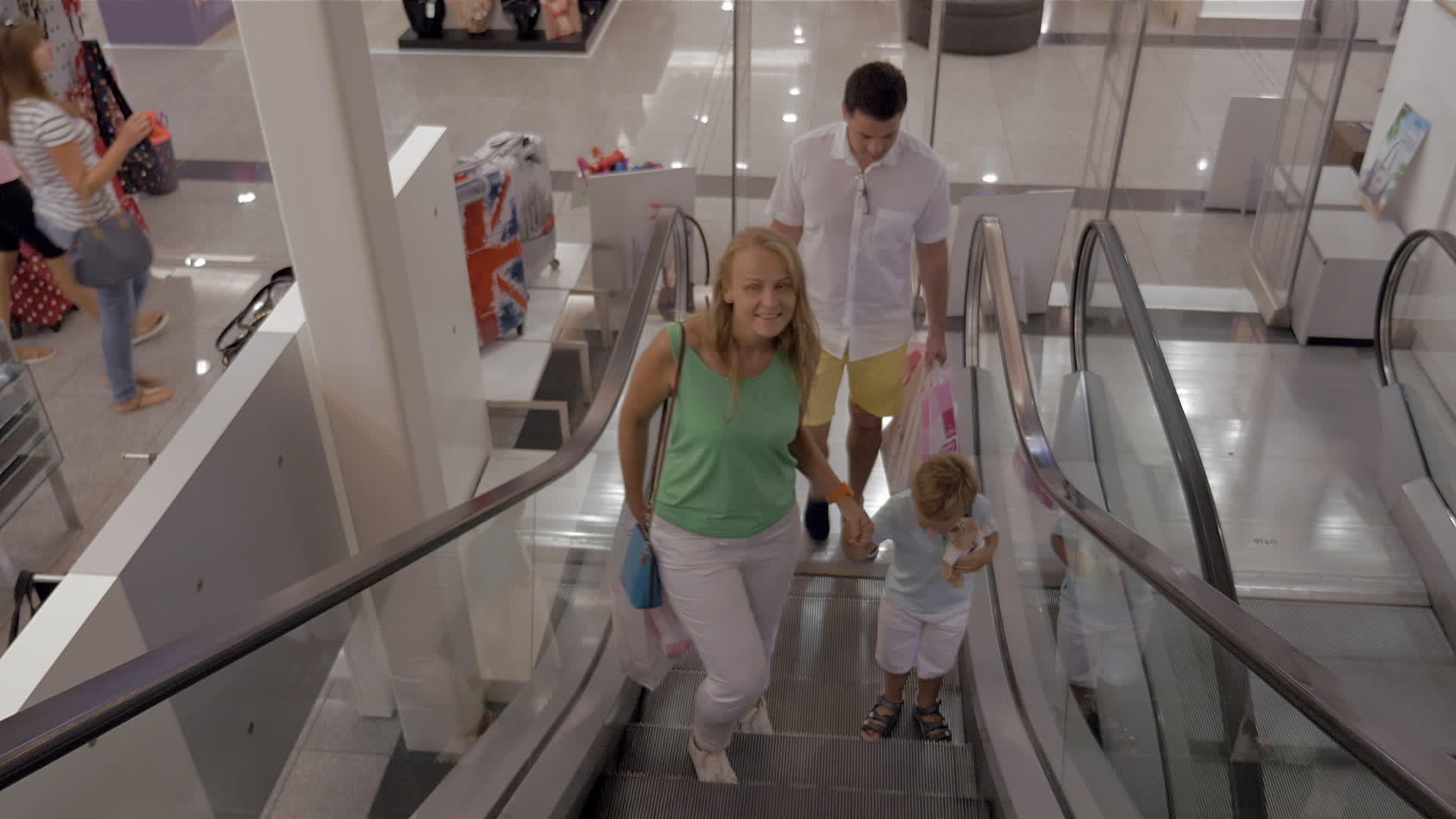 购物中心的年轻家庭视频的预览图