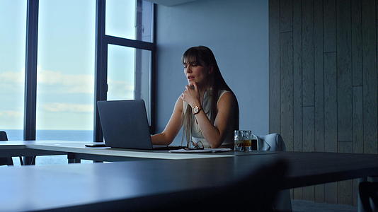 压力大的女性独自在办公室过度工作视频的预览图