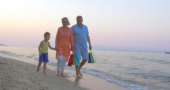 购物后家庭在海滩上散步视频的预览图