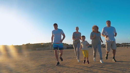 一家人在海滩上慢跑视频的预览图
