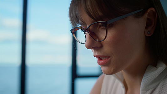 肖像女性专业从事眼镜工作视频的预览图