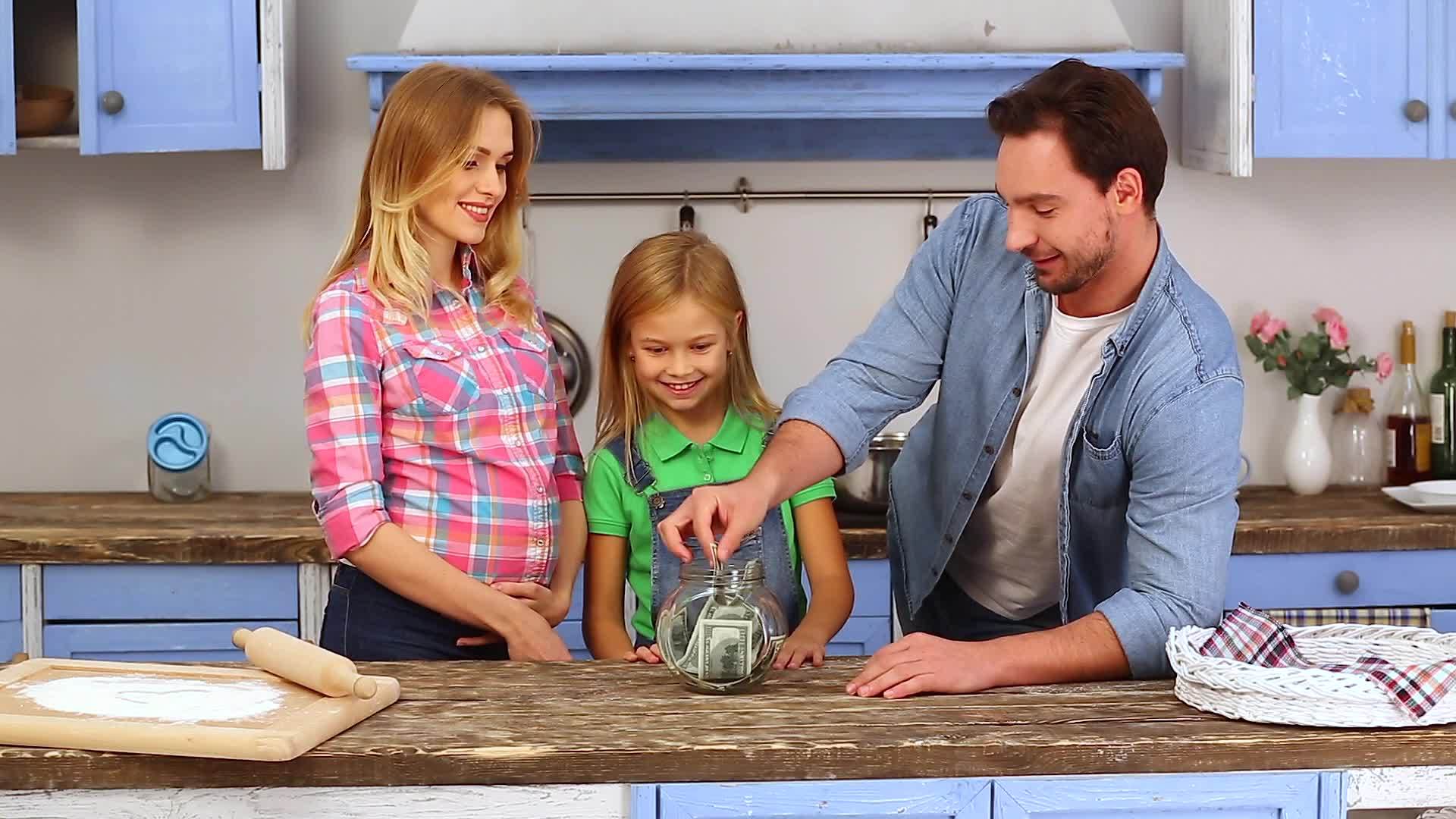家庭预算概念在家视频的预览图